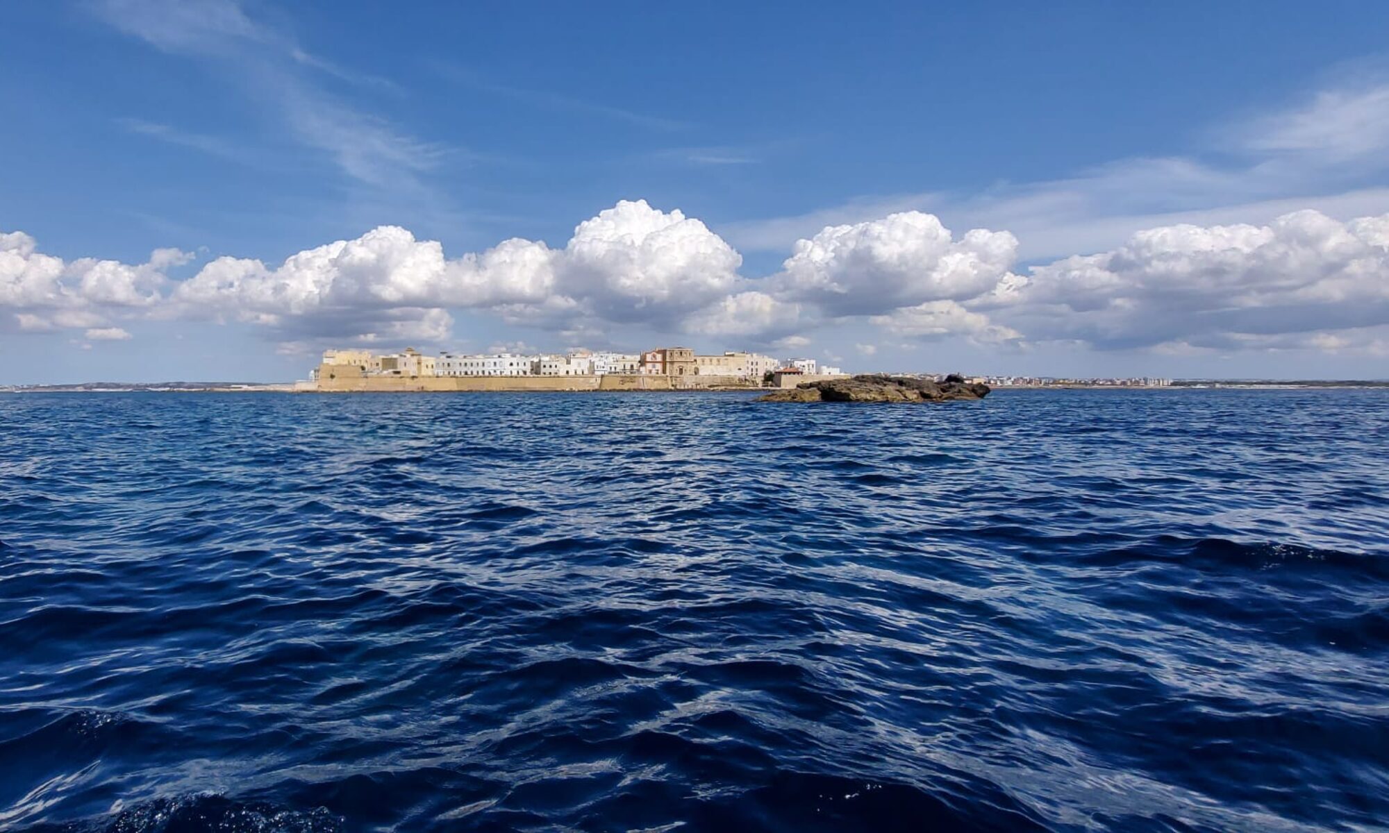 gallipoli casa vacanza 2 bagni 3 camere cucina e balcone escursioni in barca a vela